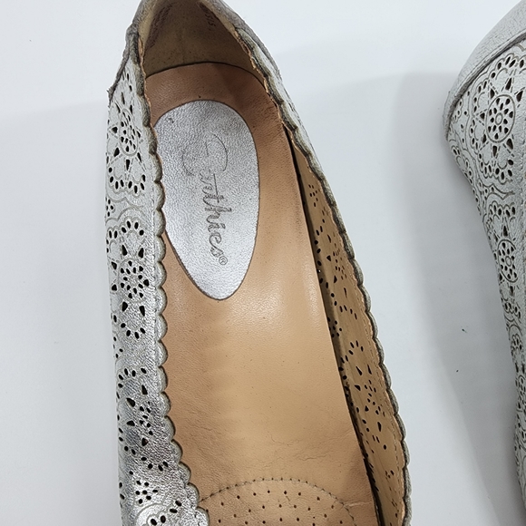 Women's 8 B Earthies Bindi Silver Leather Ballet Flat Shoes Loafer Perforated - Picture 11 of 13